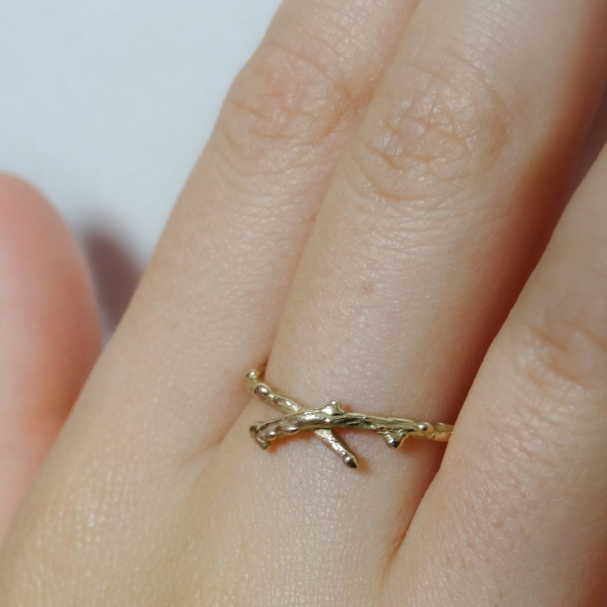 Cast 9ct Yellow Gold Bramble Crossover Ring Band